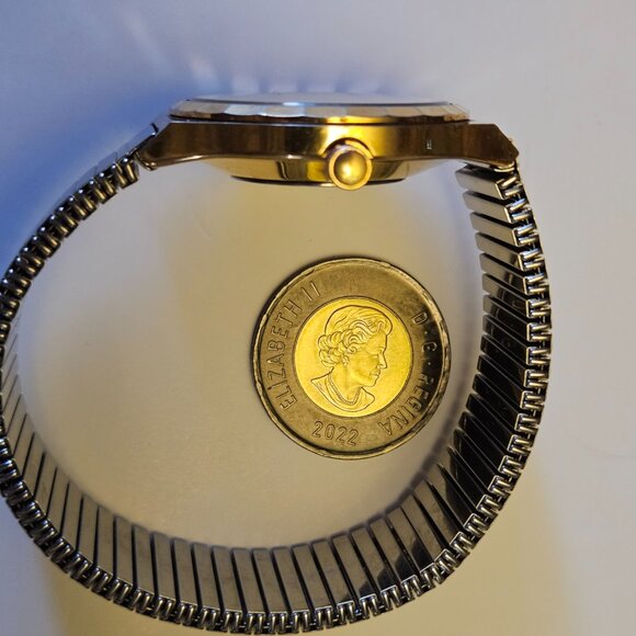 Vintage Timex Gold-Tone Expansion Watch – Classic Elegance - Picture 8 of 11